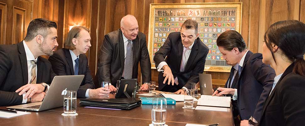 Caputo & Partners diskutieren über die Eröffnung eines Schweizer Bankkontos